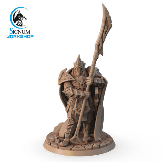 A detailed 3D printed miniature of a medieval knight with ornate armor, holding a long spear and standing on a decorative base. The knight wears a helmet with a visor and a long cape, reminiscent of Dungeons and Dragons characters. The logo for "Immortal with a spear - Signum Workshop - 3d Print" is placed in the upper left corner of the image.